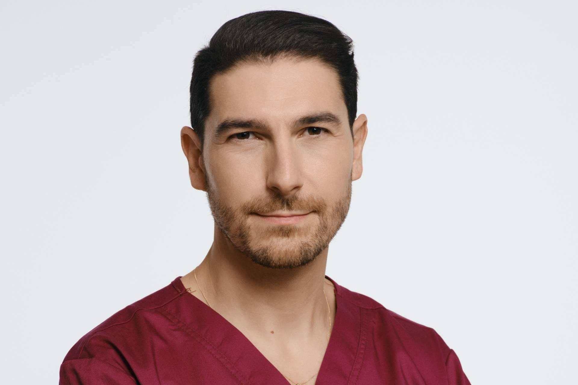 El Dr. Alfonso Campos plantea el diseño de nariz como una obra única adaptada a cada rostro