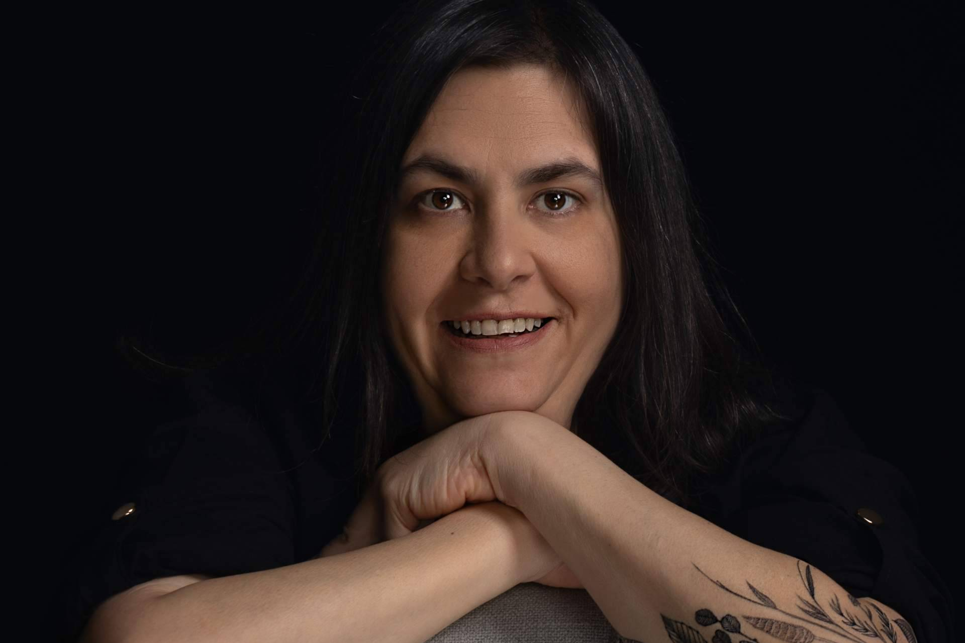 J.K. Queensly irrumpe en la novela romántica con un relato slow burn de segundas oportunidades y emociones contenidas
