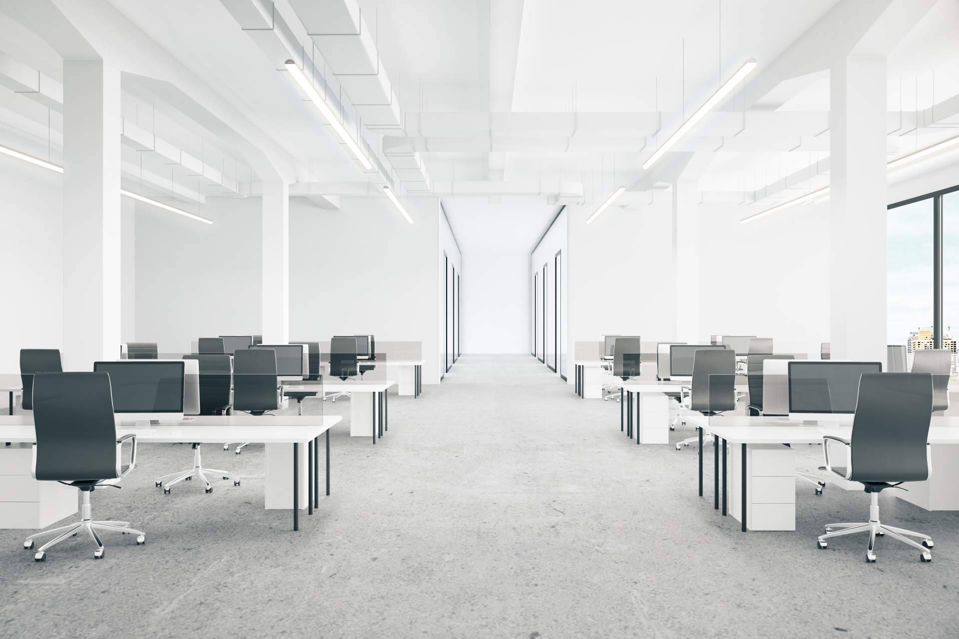 Muebles de oficina compactos y ordenadores reacondicionados para aprovechar mejor cada puesto
