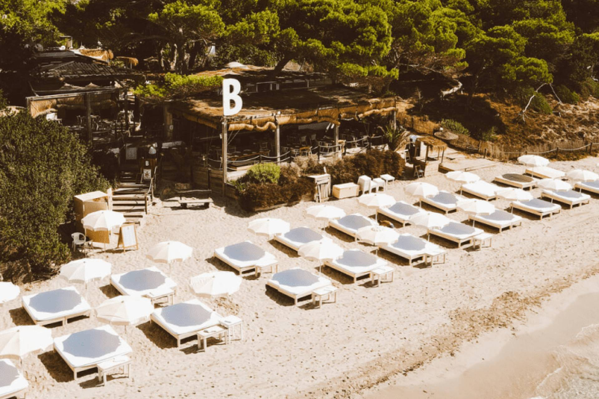 Ibiza inaugura su temporada de beach clubs 2026