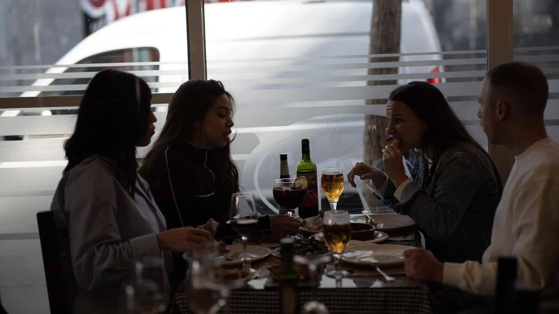 El restaurante de la Barceloneta que resuelve el dilema de dónde comer en Barcelona con sabor a barrio y brasas de siempre