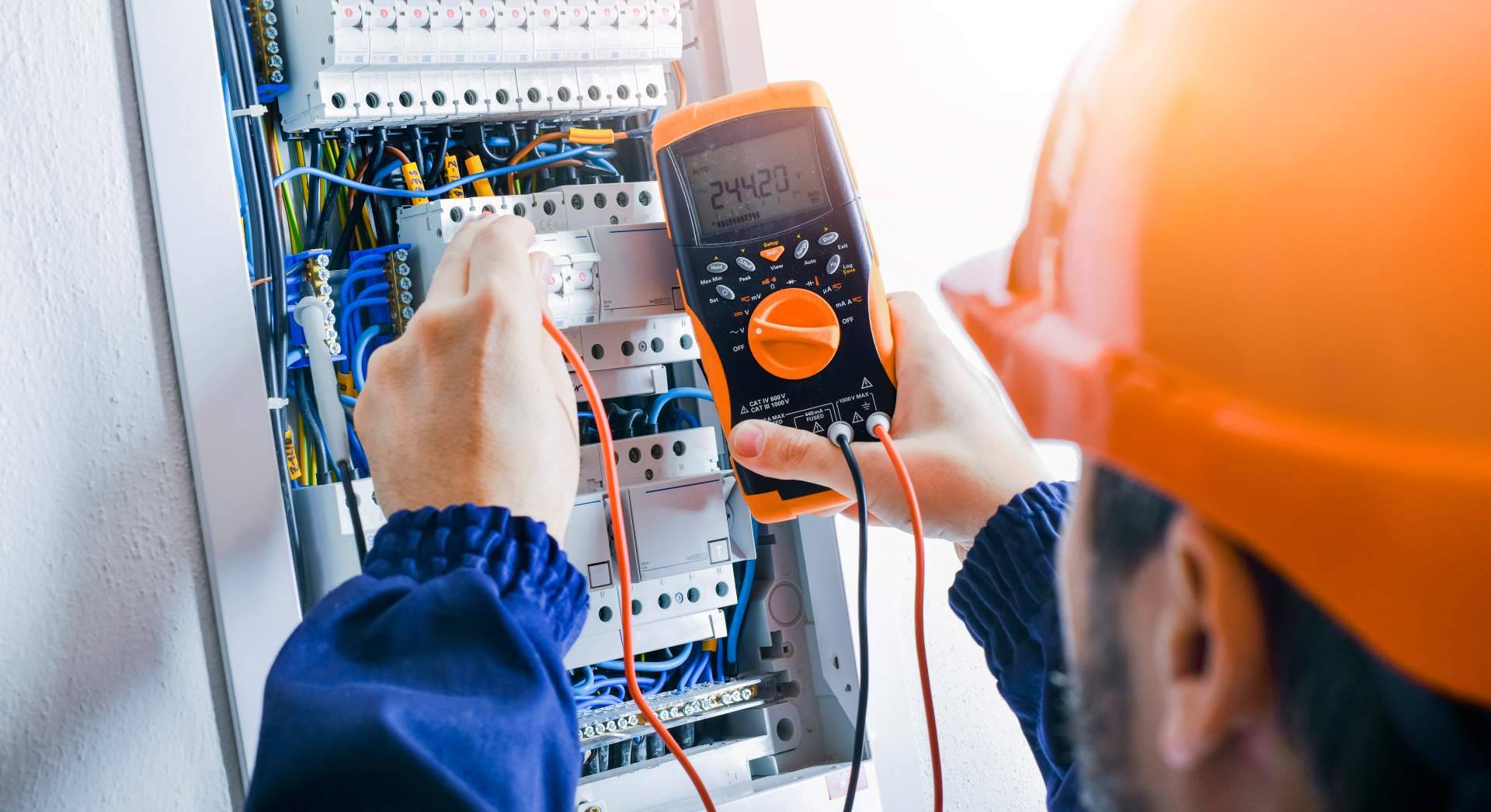 Los servicios de electricistas 24 horas se consolidan en Alicante con la presencia de Reparaciones González