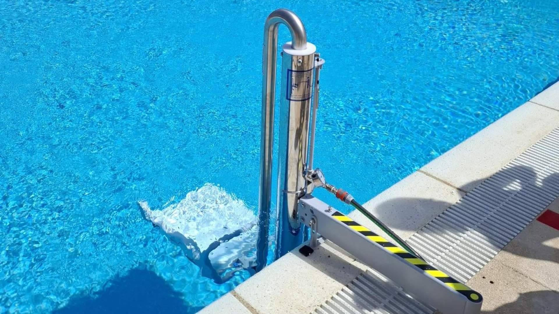Piscinas comunitarias más inclusivas en verano con grúas de piscina en Madrid