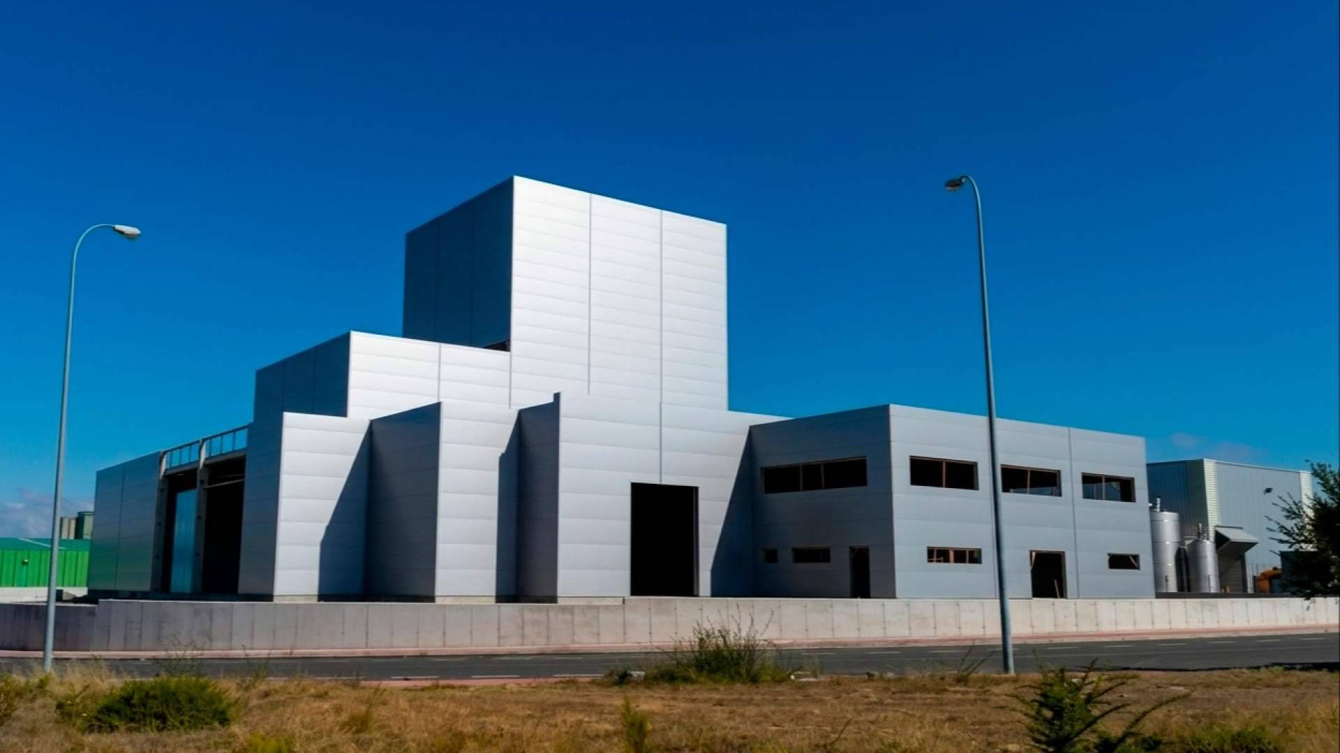 Cómo el diseño a medida de fachadas y cubiertas optimiza la habitabilidad en las naves industriales modernas
