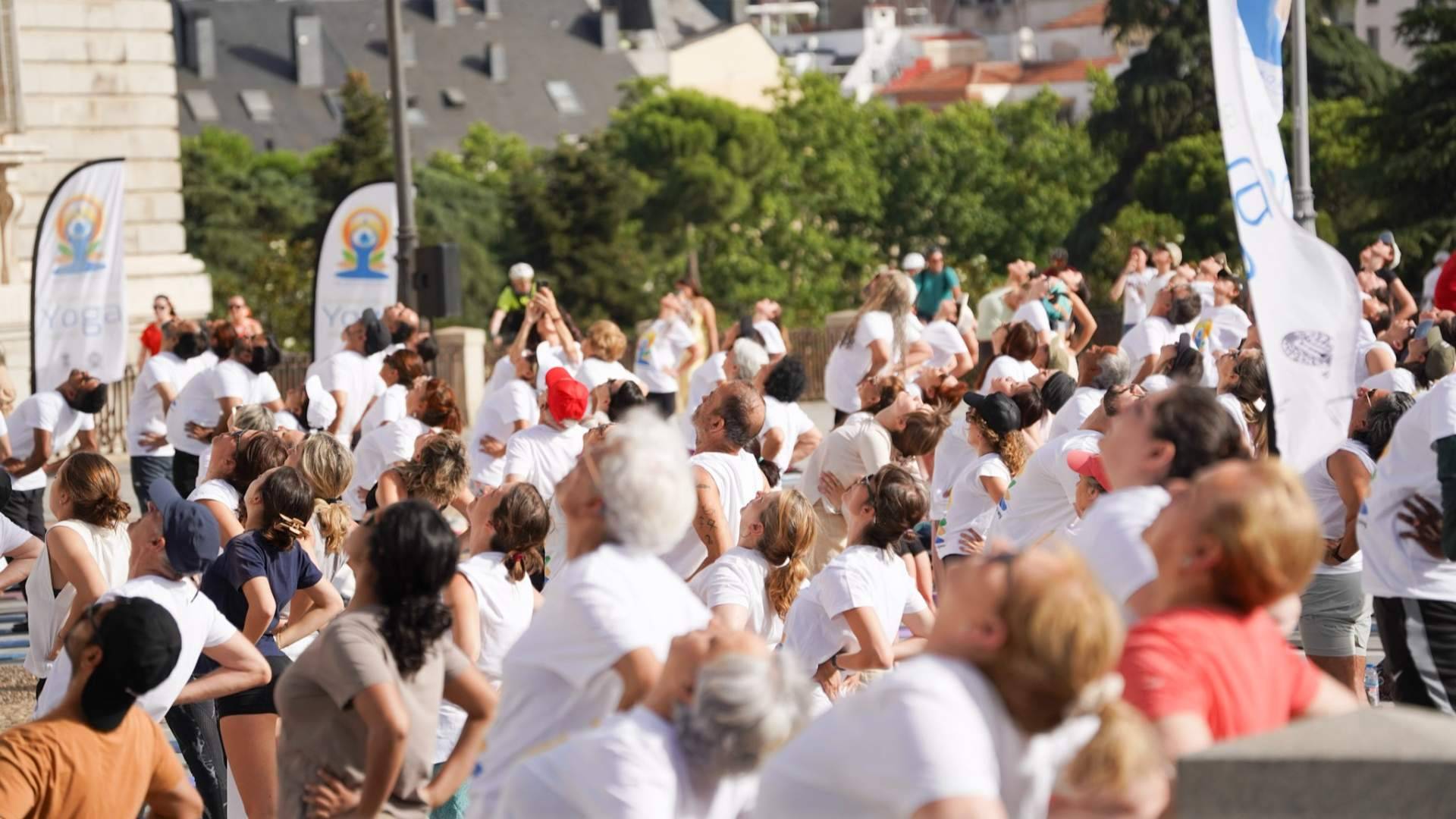 Madrid reúne a cerca de mil personas en la Plaza de Oriente por el Día Internacional del Yoga