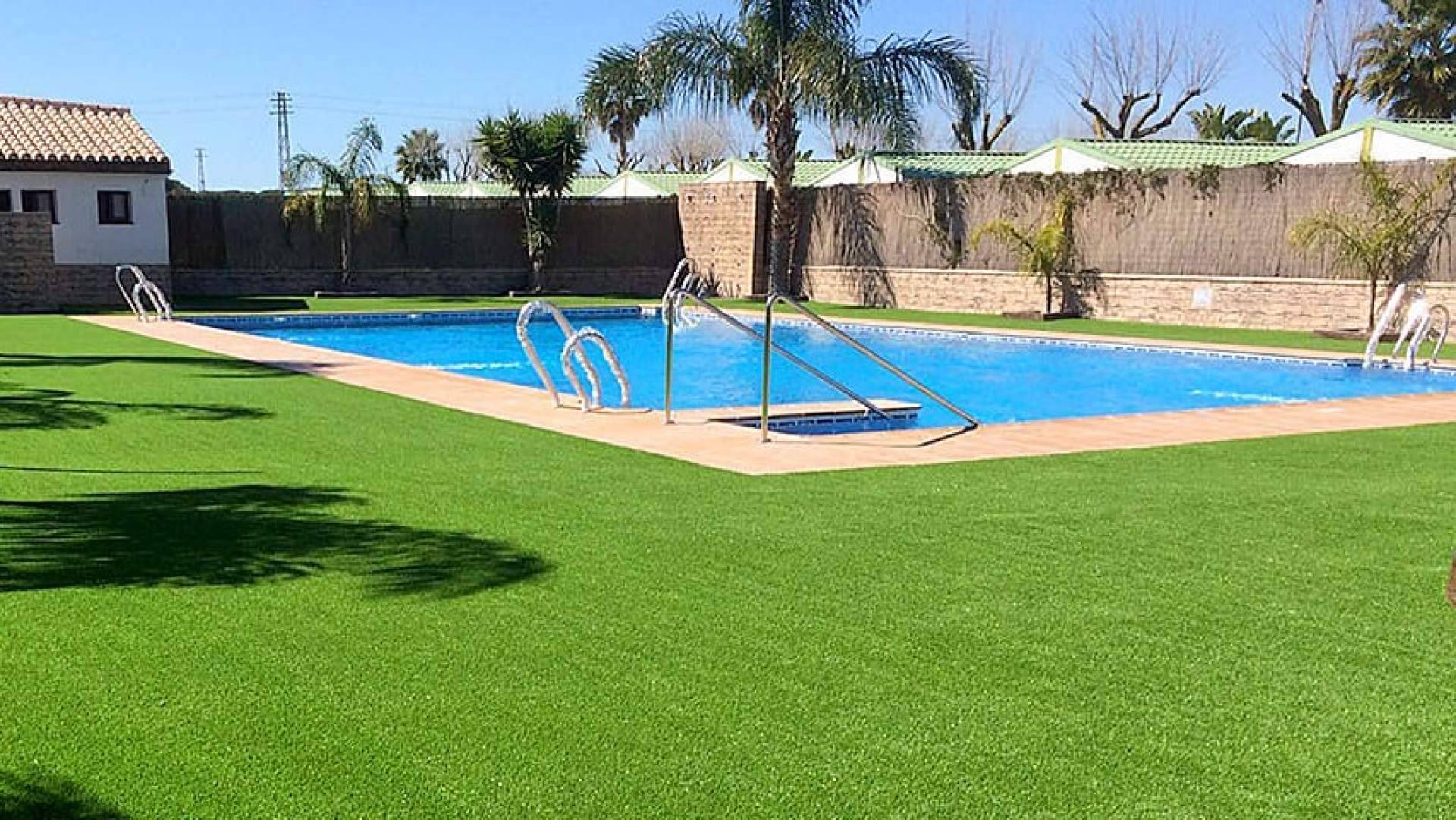 El césped artificial de Albergrass resuelve las exigencias de seguridad y confort en los entornos de las piscinas modernas