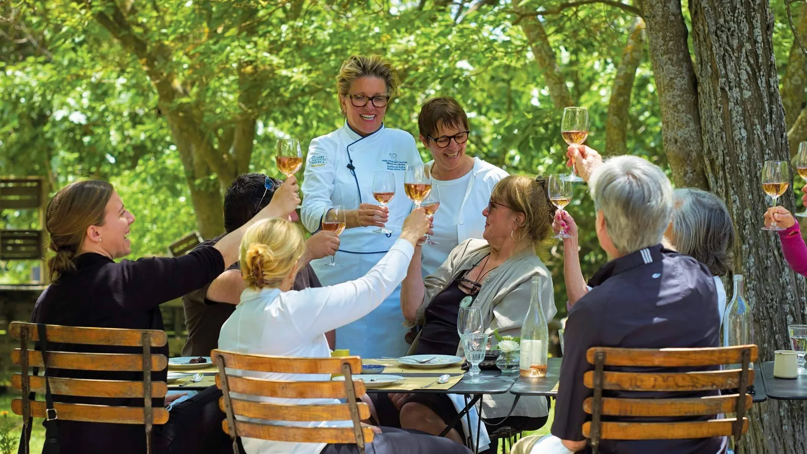 Oceania Cruises® lanza sus Cruceros temáticos para 2027 con gastronomía, cultura y grandes anfitriones