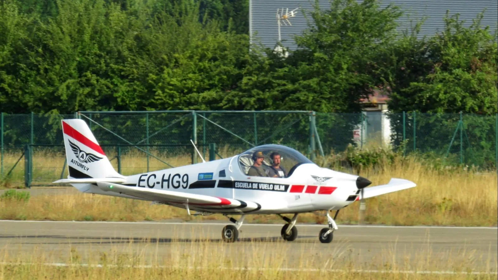Asturfly impulsa la formación de nuevos pilotos desde su escuela de vuelo ultraligero en Asturias